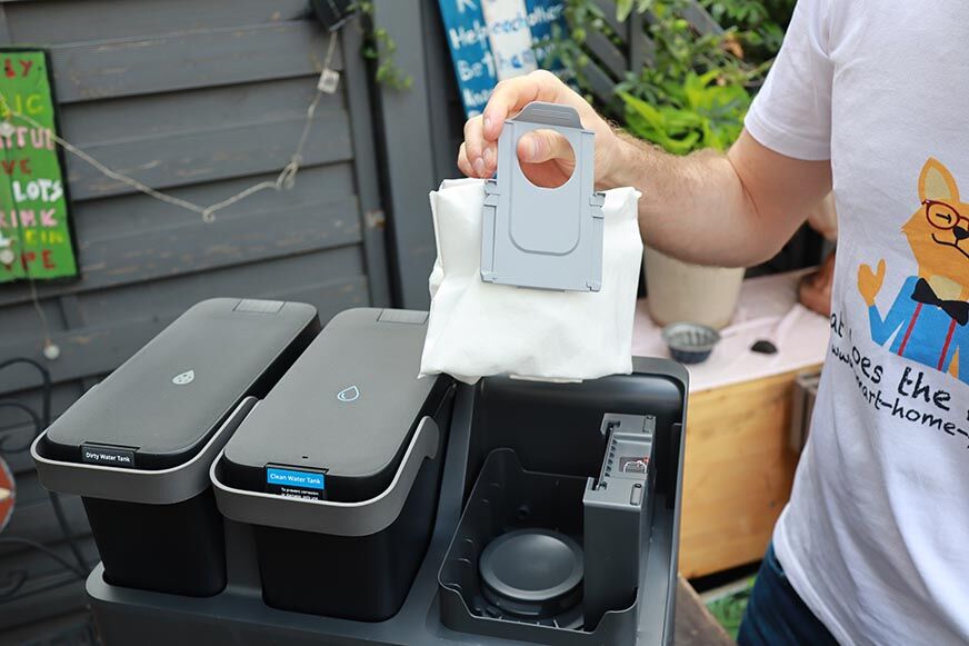 Установка одноразового пылесборника на станции Roborock S7 MaxV Ultra